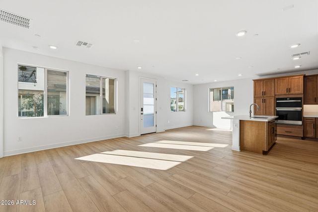 2121 W Sonoran Desert Drive 114, Phoenix, AZ 85085