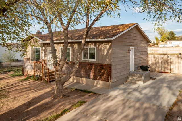 4766 N MULE TRAIN DR, Enoch, UT 84721