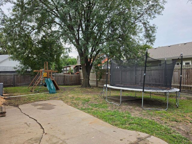 10317 E Countryside, Wichita, KS 67207