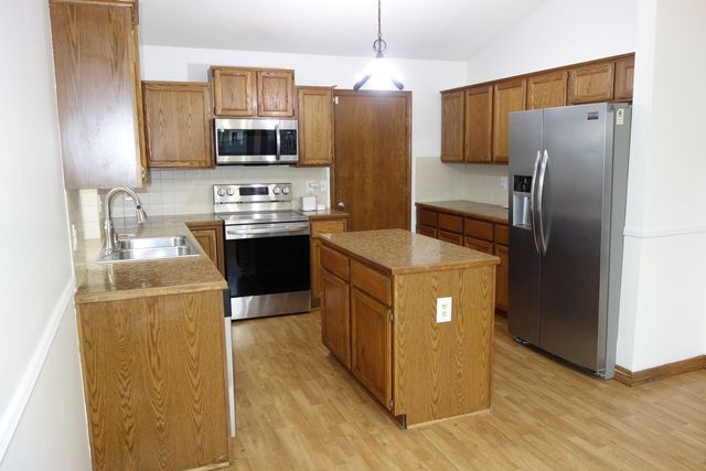 10317 E Countryside, Wichita, KS 67207