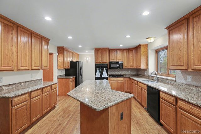 4091 Jacquelynn Court, Oakland Charter Township, MI 48306