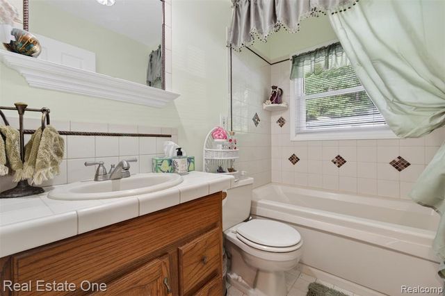 5466 Grange Hall Road, Holly, MI 48442
