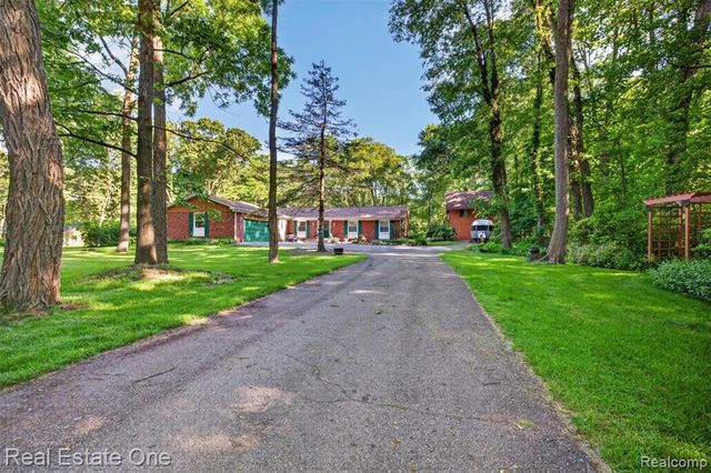 5466 Grange Hall Road, Holly, MI 48442