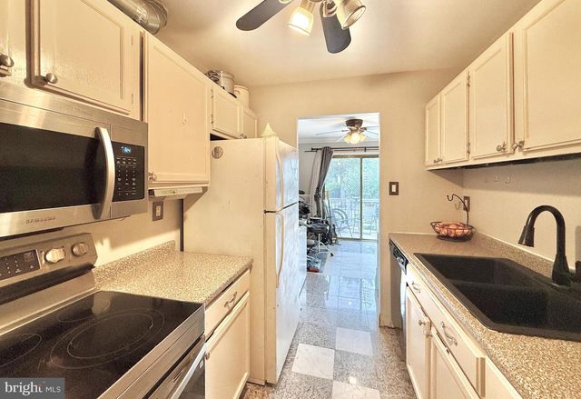 64 WOODWAY DR, West Deptford, NJ 08066