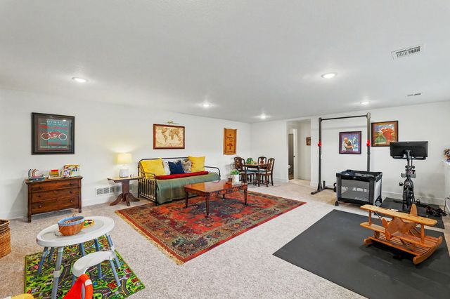 3401 S Linden Ct, Wichita, KS 67210