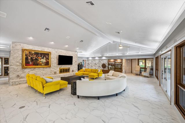 1717 S Columbia Drive, West Columbia, TX 77486