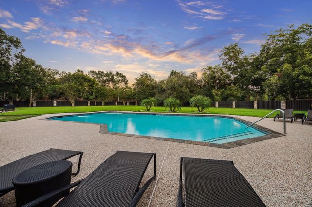 1717 S Columbia Drive, West Columbia, TX 77486