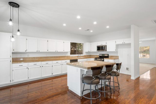 2526 River Cove Dr, Riverbank, CA 95367