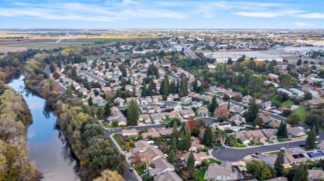 2526 River Cove Dr, Riverbank, CA 95367