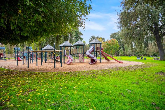 2526 River Cove Dr, Riverbank, CA 95367