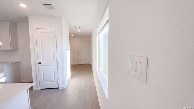1011 LANDON RDG, San Antonio, TX 78253