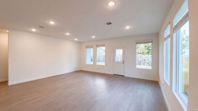 1011 LANDON RDG, San Antonio, TX 78253