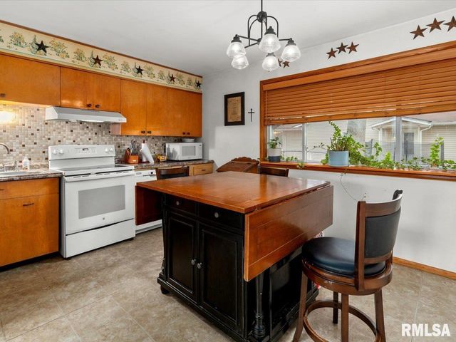 520 S 6TH Street, Herrin, IL 62948