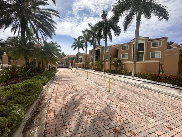 7950 N Nob Hill Road, Tamarac, FL 33321