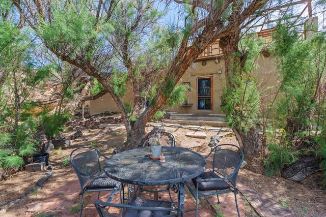 28 Rainbows End, Cerrillos, NM 87010