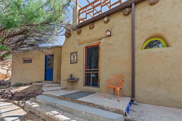 28 Rainbows End, Cerrillos, NM 87010