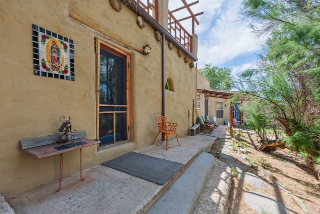 28 Rainbows End, Cerrillos, NM 87010