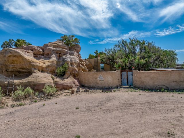 28 Rainbows End, Cerrillos, NM 87010