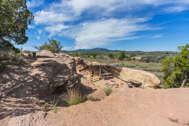 28 Rainbows End, Cerrillos, NM 87010
