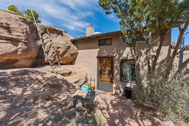 28 Rainbows End, Cerrillos, NM 87010