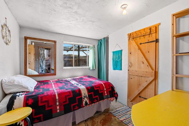 28 Rainbows End, Cerrillos, NM 87010