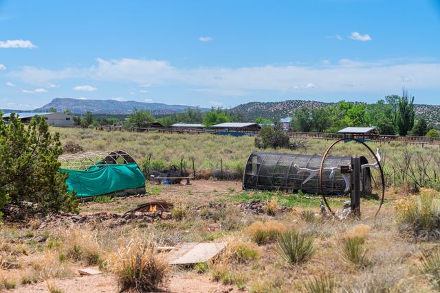 28 Rainbows End, Cerrillos, NM 87010