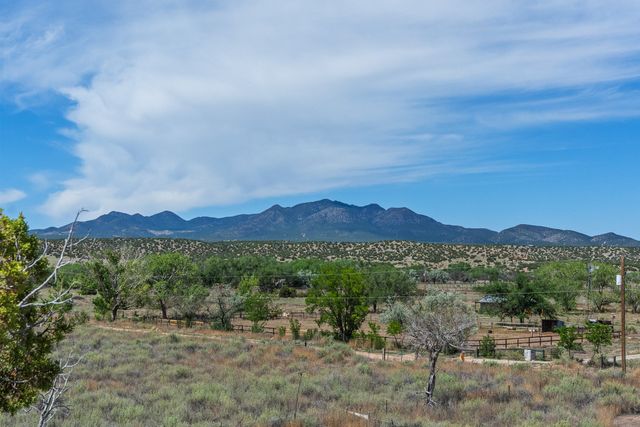 28 Rainbows End, Cerrillos, NM 87010