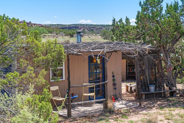 28 Rainbows End, Cerrillos, NM 87010