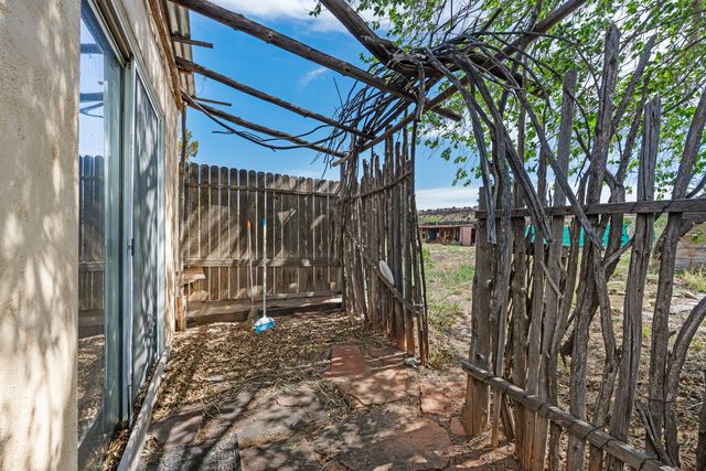 28 Rainbows End, Cerrillos, NM 87010