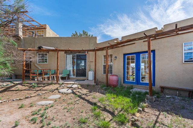 28 Rainbows End, Cerrillos, NM 87010
