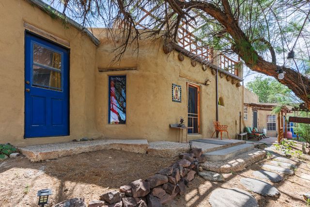 28 Rainbows End, Cerrillos, NM 87010