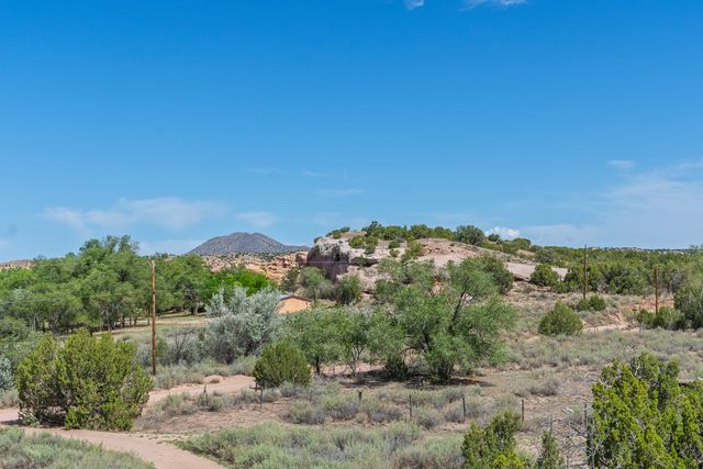 28 Rainbows End, Cerrillos, NM 87010