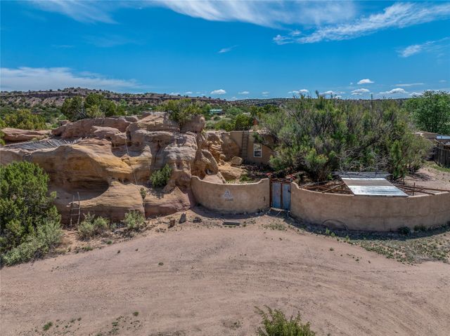 28 Rainbows End, Cerrillos, NM 87010