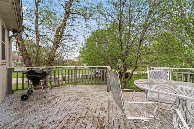 8812 Golden Lane, De Soto, KS 66018