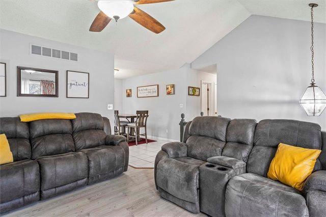 8812 Golden Lane, De Soto, KS 66018