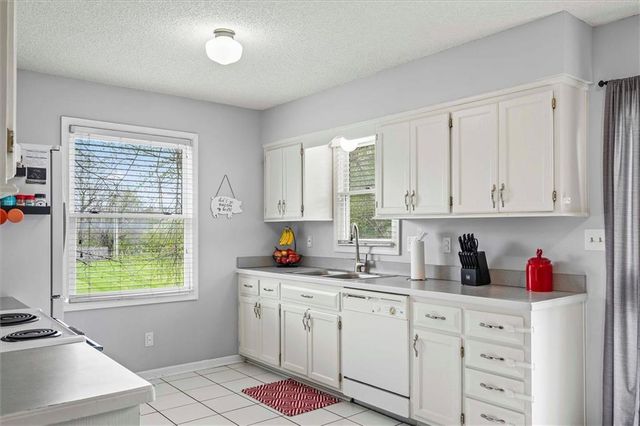 8812 Golden Lane, De Soto, KS 66018