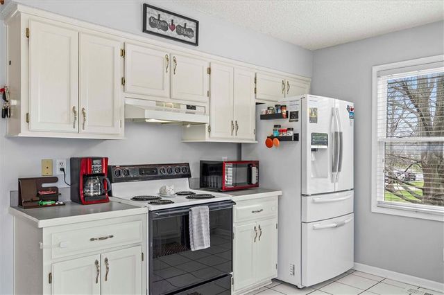 8812 Golden Lane, De Soto, KS 66018