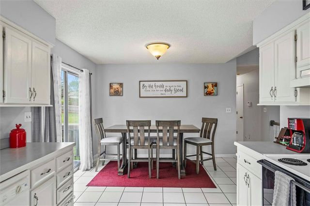 8812 Golden Lane, De Soto, KS 66018