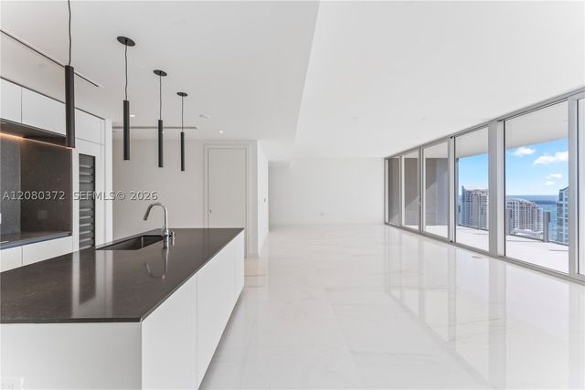 300 Biscayne Blvd Way 4102, Miami, FL 33131