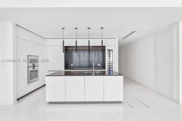300 Biscayne Blvd Way 4102, Miami, FL 33131