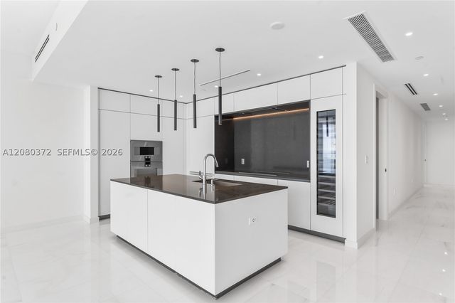 300 Biscayne Blvd Way 4102, Miami, FL 33131