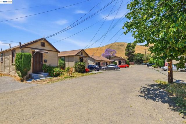 585 Old Canyon Rd, Fremont, CA 94536