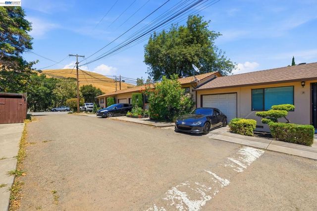 585 Old Canyon Rd, Fremont, CA 94536