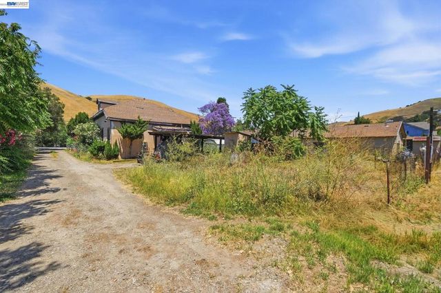 585 Old Canyon Rd, Fremont, CA 94536
