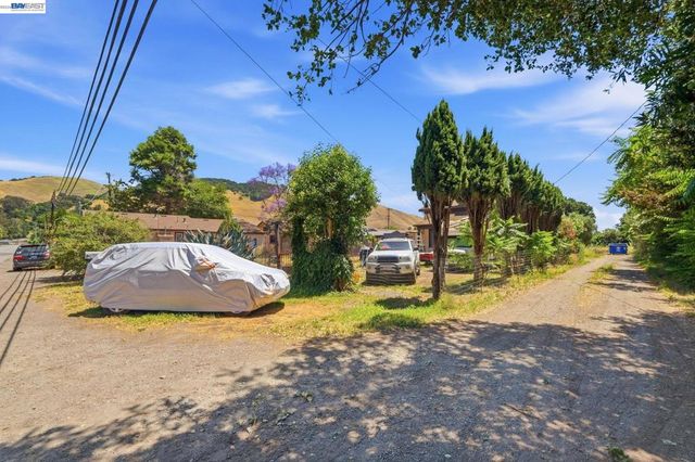 585 Old Canyon Rd, Fremont, CA 94536