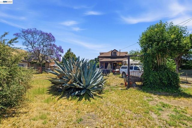 585 Old Canyon Rd, Fremont, CA 94536