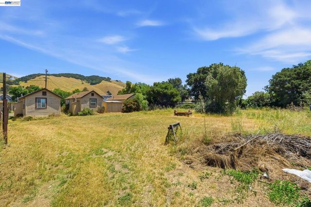 585 Old Canyon Rd, Fremont, CA 94536
