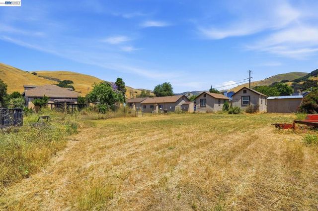 585 Old Canyon Rd, Fremont, CA 94536