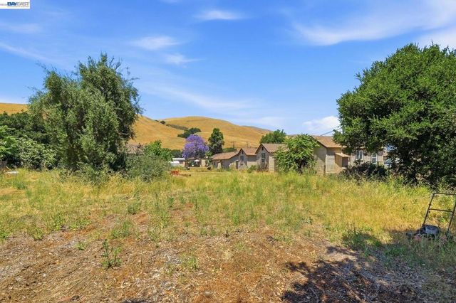 585 Old Canyon Rd, Fremont, CA 94536