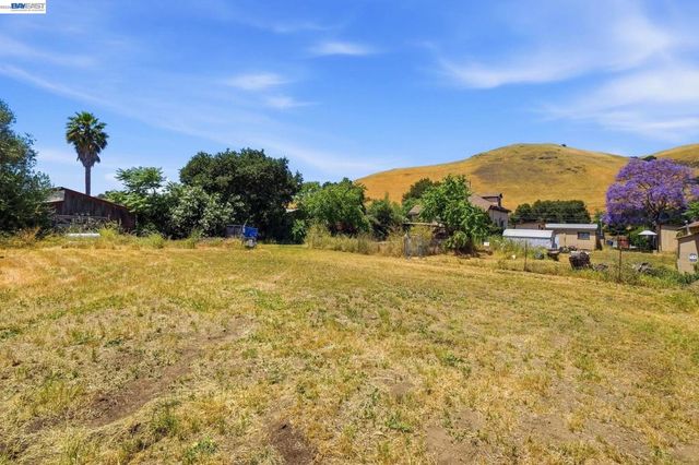 585 Old Canyon Rd, Fremont, CA 94536